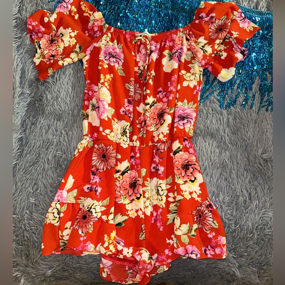 adorable red floral romper ! 🌸✨